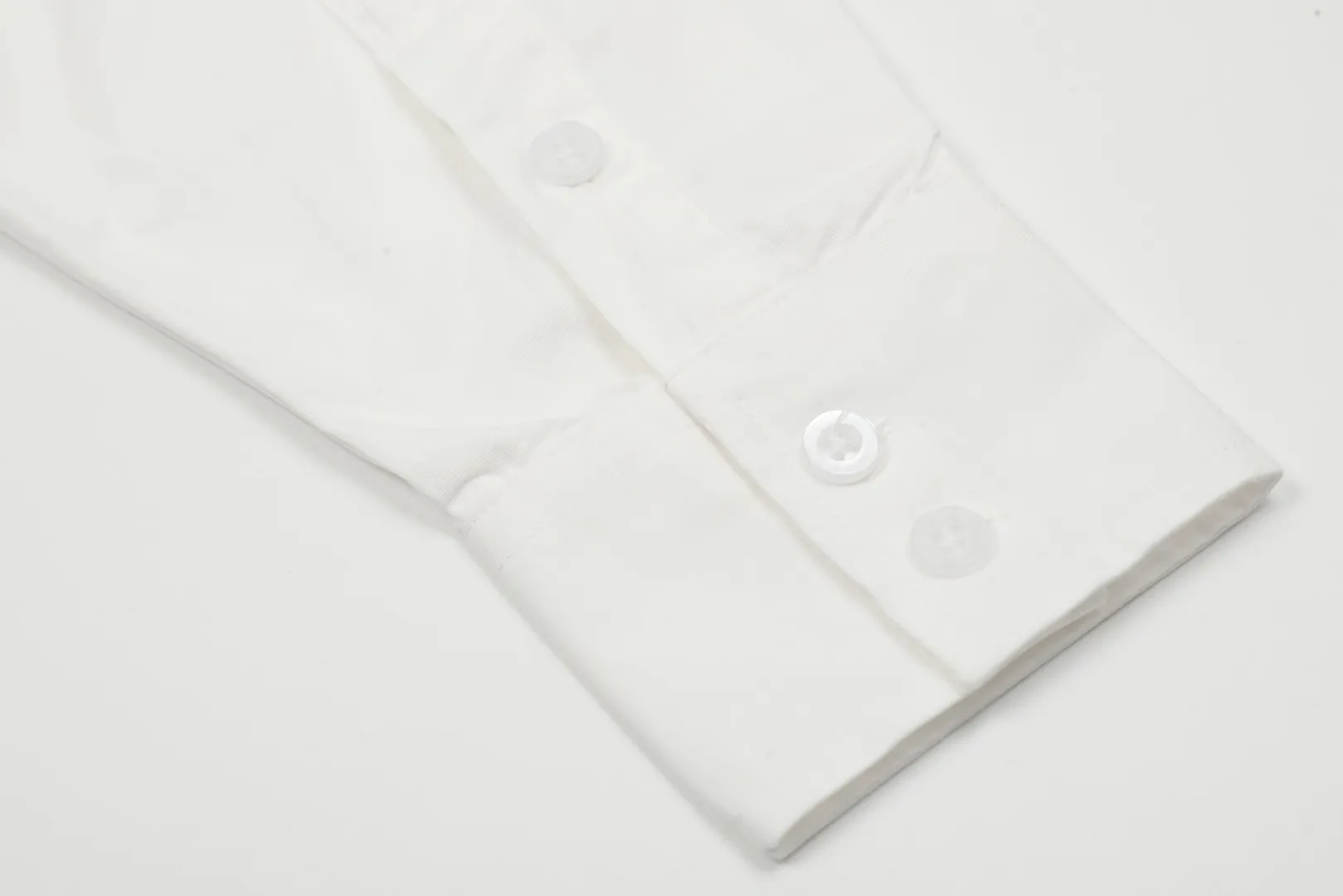 vivienne west wood The Queen Mother of the West Vivienne Heavy-duty patchwork old-style washed embroidered shirt Four seasons style Heavy-duty embroidery patch washing design on the back Very beautiful and unique Sleeve folding design with high workmanship Expanded arc design at the hem Loose and casual, slimming 5 color combinations are very versatile Correct accessories in the whole series Every detail is completely restored Straight to the full color Color: Eucalyptus green Sky blue Taro purple Pink White Size: S M L